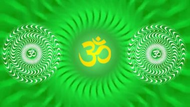 Aum belirtisi ile dönen bir mandala / Om / Ohm parlak yeşil ve sarı renkler. Meditatif desen döndürme. Video.
