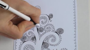 Sanatsal bir resim çizim hayat ağacı işlemidir. Jel kalem veya işaret ile çizin. Video.