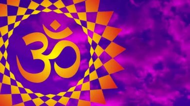 Parlak sarı-kırmızı mandala işareti Ile Aum / Om / Ohm rotasyon mor bulutlar ile mavi bir gökyüzünün arka planına karşı. Video sanatı.