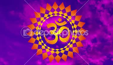Mavi ve mor tonalite gökyüzüne karşı bir aum / om / ohm işareti ile Openwork mandala. Mandalanın dönüşü ve bulutların hareketi. Video sanatı.