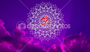 Mavi ve mor tonda gökyüzüne karşı aum / om / ohm işareti olan açık mandala. Mandalanın dönüşü ve bulutların hareketi. Video sanatı. Ekran Koruyucu.