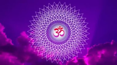 Mavi ve mor tonalite gökyüzüne karşı bir aum / om / ohm işareti ile Openwork mandala. Mandala merkezinde - mandala ve bulutların hareketi nin güneş rotasyonu. Video sanatı.