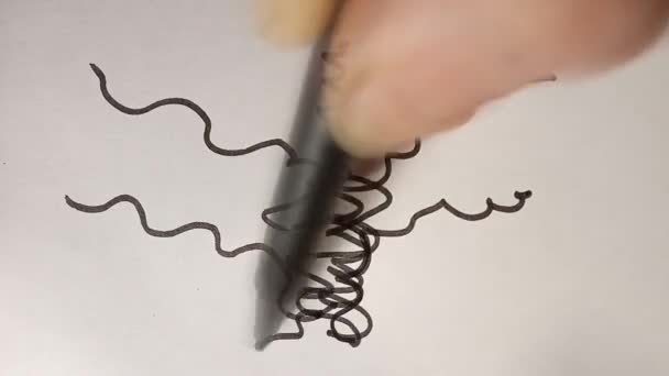 在混沌中绘制树的过程中的黑色毛毡笔尖 自发的抽象绘图 视频剪辑 黑白图形 — 图库视频影像
