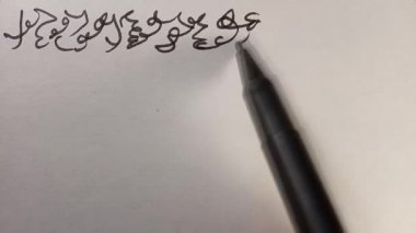 Bilinmeyen bir dilin sembolleri olan fantastik metinler yazmak. Video karikatür fantezisi. Video klip sanatı. Ekran Koruyucu.