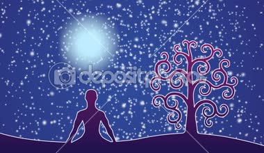 Dönen bir mandala ve yıldızlı gökyüzü arka plana karşı Lotus pozisyonunda Yoga silüeti. Arka planda, Güneş titreşimli. Video.