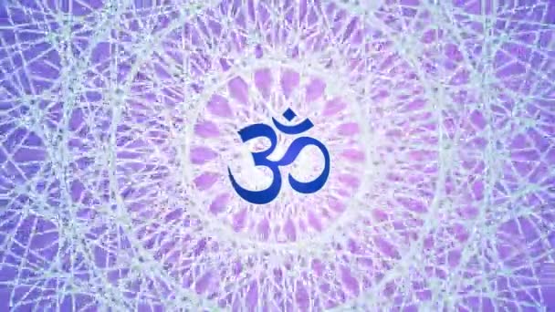Mandala rotante con segno Aum / Om / Ohm al centro. Simbolo spirituale e sacro. Ornamento circolare traforato. Video loop senza soluzione di continuità . — Video Stock