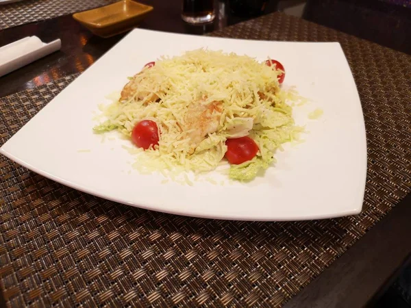 美味的沙拉在咖啡馆的白色盘子上装饰精美 配上小西红柿 — 图库照片
