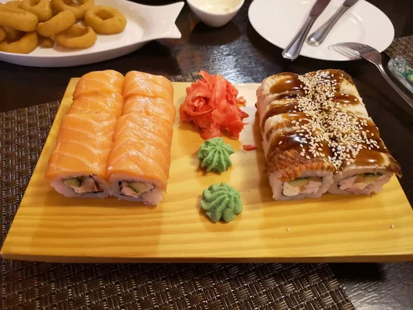Japońskie Jedzenie Smaczne Zdrowe Sushi Rolkach Zdolność Wykorzystania Laski — Zdjęcie stockowe