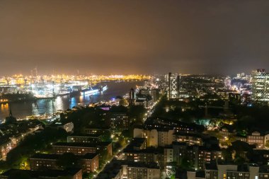 Hamburg şehir manzarası gece