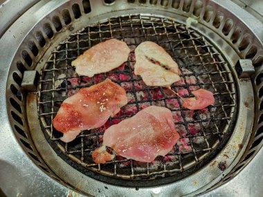 Izgara tarafından yemek domuz soba kömür ızgara dilimlenmiş