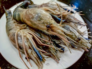 Beyaz yemek pişirme için ham taze karides hazırlamak