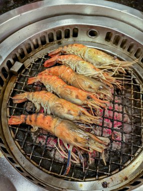 Kömür Barbekü soba üzerinde karides ızgara yemek