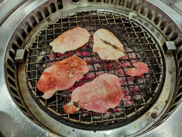 烧烤炉烤猪肉煮饭 — 图库照片