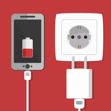 Akıllı telefon ve şarj adaptörü. Düşük pil, bağımlılığı. Telefon duvar prizinden şarj oluyor.