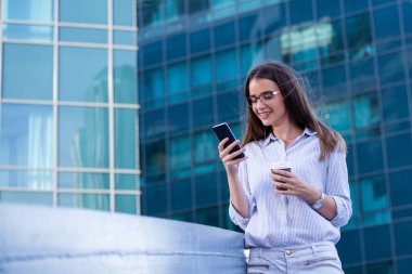 Mobil Smartphone ve sevgilisi bakarak yönetici iş kadın