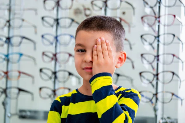 Kleine jongen met oogtest bij oogarts kantoor — Stockfoto