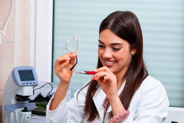 Lentes de reparación óptica con herramienta en tienda óptica —  Fotos de Stock