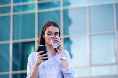 Mobil Smartphone ve sevgilisi bakarak yönetici iş kadın
