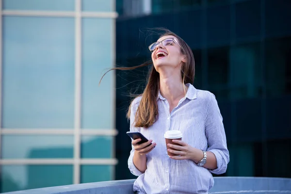 Mobil Smartphone ve içme c mutlu gülümseyen iş kadın — Stok fotoğraf