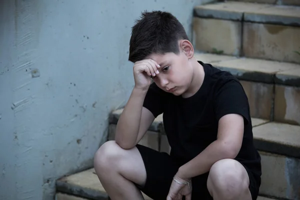 Ritratto di un adolescente triste che sembra premuroso sui Problemi. Adolescente pensieroso. Depressione, depressione adolescenziale, dolore, sofferenza . — Foto Stock