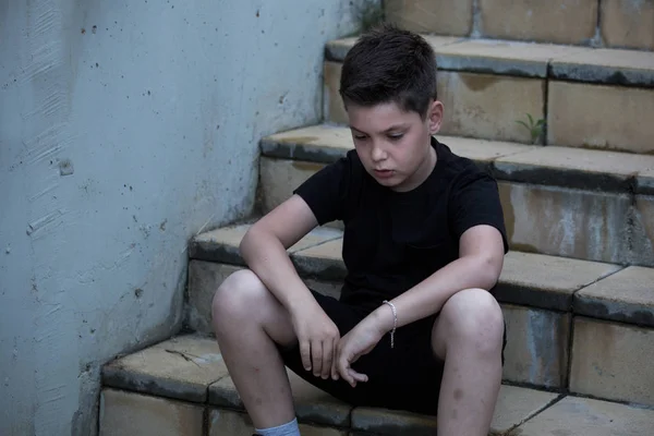 Ritratto di un adolescente triste che sembra premuroso sui Problemi. Adolescente pensieroso. Depressione, depressione adolescenziale, dolore, sofferenza . — Foto Stock