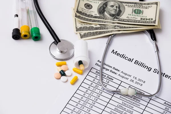 Egészségügyi költségek. Az egészségügyi költségek vagy az egészségbiztosítás sztetoszkóp- és kalkulátorszimbóluma — Stock Fotó