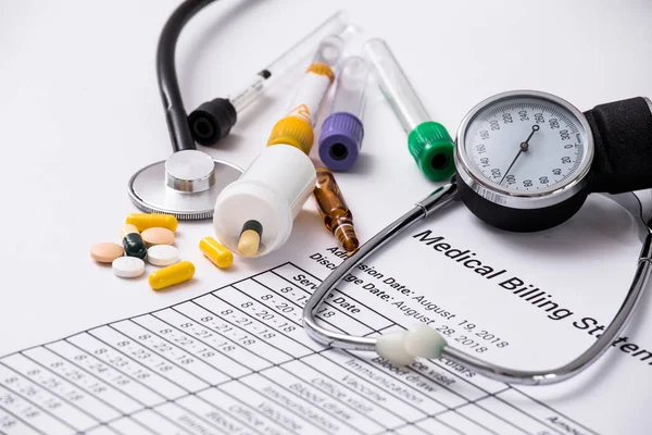 Gezondheidszorg kost. Stethoscoop en calculator symbool voor de kosten van de gezondheidszorg of de medische verzekering — Stockfoto