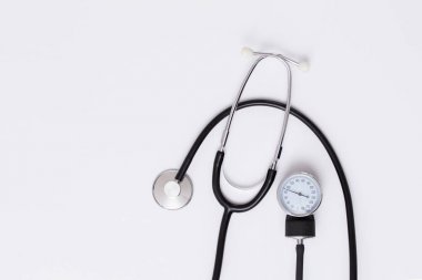 Tıbbi tansiyon cihazı. Tıbbi ve hastane konsepti. Beyaz arka planda stetoskop. Doktor için fonendoskop. Stetoskop parlak arka plan. Yakın çekim ekipman tıbbi stetoskop.