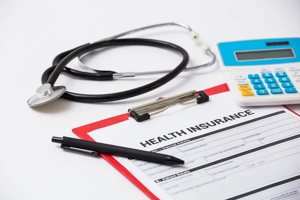 Gesundheitskosten. Stethoskop und Taschenrechner-Symbol für Gesundheitskosten oder Krankenversicherung — Stockfoto