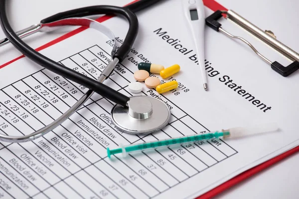 Медицинские расходы. Стетоскоп и калькулятор символизируют расходы на здравоохранение или медицинское страхование — стоковое фото