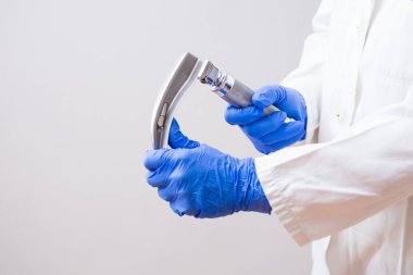 El doktoru, beyaz arka planda izole Laringoskop tutarak, kopya alanı