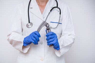 El doktoru, beyaz arka planda izole Laringoskop tutarak, kopya alanı