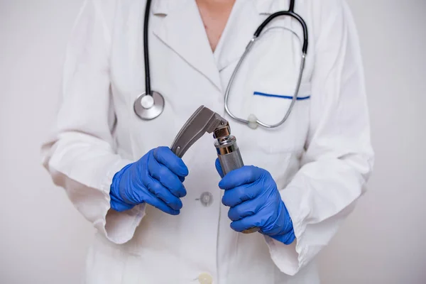 Rąk lekarza trzymania laryngoscope, izolowane na białym tle, Kopiuj przestrzeń — Zdjęcie stockowe