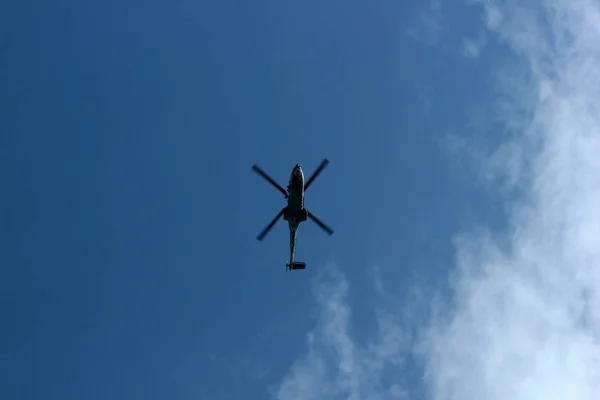 Blue Sky Military Helicopter — Stock Photo, Image