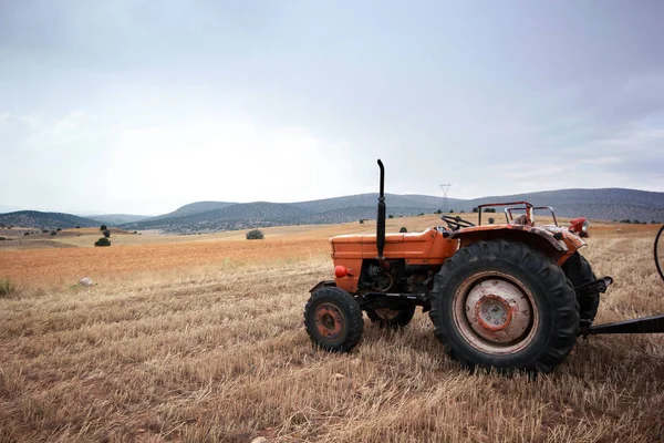 麦畑でトラクター — ストック写真
