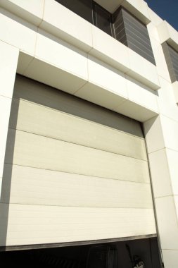 büyük kepenkli fabrika kapısı 