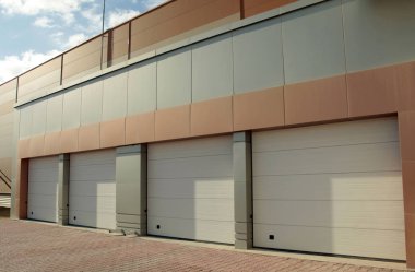 büyük kepenkli fabrika kapısı 