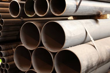 Fabrikadaki büyük çelik borular.