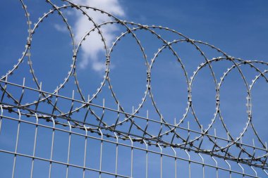 Chainlink çit ve mavi gökyüzü