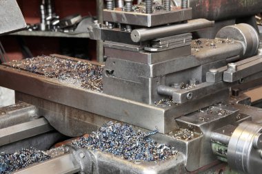 Torna makine üzerinde metal tıraş