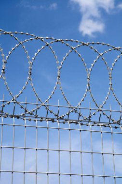 Chainlink çit ve mavi gökyüzü
