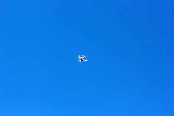 Mavi Gökyüzünde Uçak Fly — Stok fotoğraf