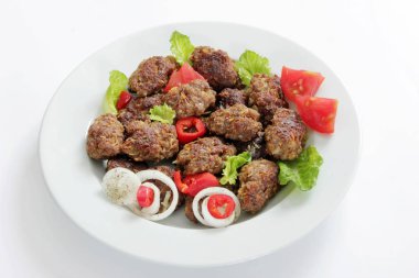 Baharatlı köfte yemeye hazır