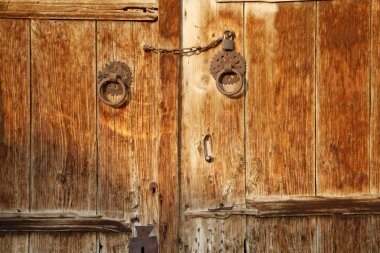 kırsal alanda eski ahşap kapı
