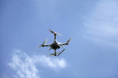 Mavi gökyüzünde uçak fly 