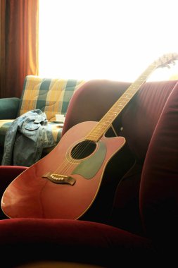 akustik gitarı kapat. 