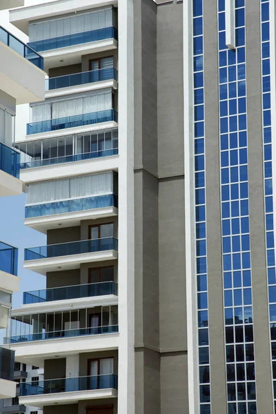 现代化的公寓楼和阳台 — 图库照片