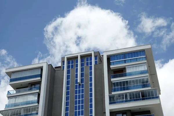 Modernes Mehrfamilienhaus Mit Balkon — Stockfoto