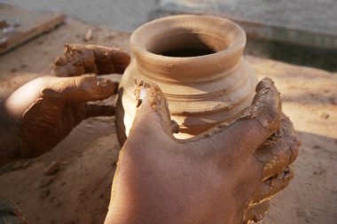 Potter el yapımı çanak çömlek yapar 