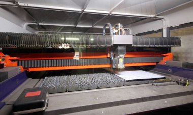 Cnc değirmen makinesi çalışıyor 